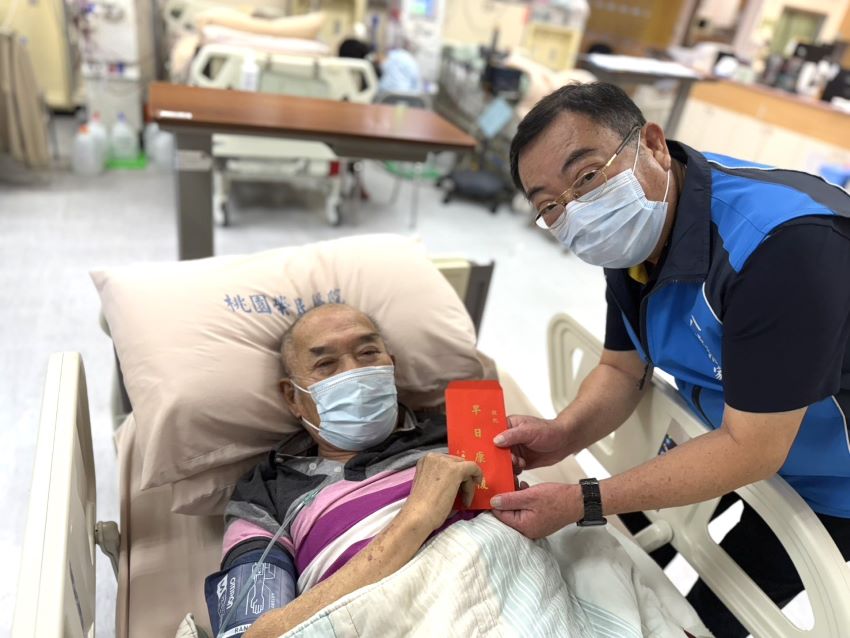 《圖說》副主任程釋鋒代表前往臺北榮民總醫院桃園分院，慰問因病住院、無法返家的榮民長者，讓長輩們感受到暖馨與祝福。〈八德榮家提供〉