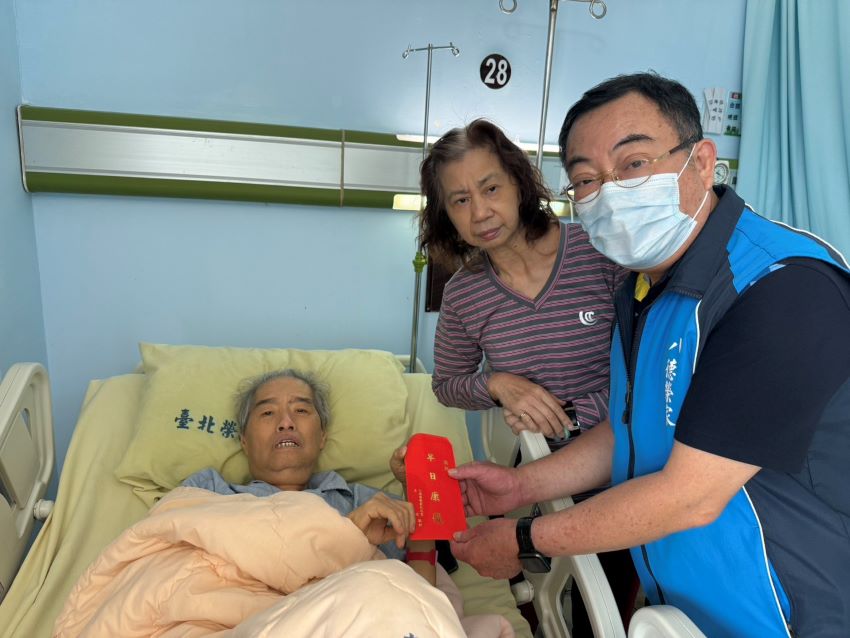 《圖說》程釋鋒關懷住院榮民的身體狀況與治療情形，並致贈慰問金。〈八德榮家提供〉