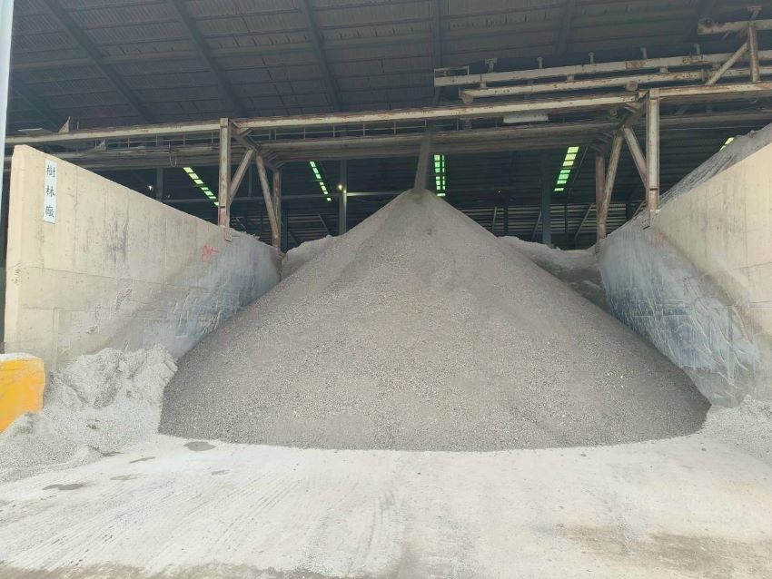 《圖說》焚化底渣經過再利用製程產出焚化再生粒料。〈環保局提供〉