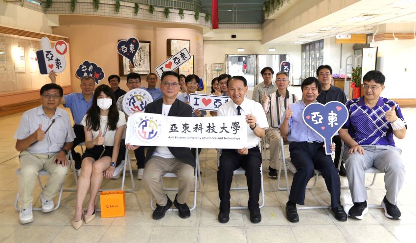 大手攜小手共享 亞東科大作品展「交織」鶯歌工商 1 《圖說》「交織」師生創作展亞東科技大學與鶯歌工商與會師長合影,前排右三亞東科大黃茂全校長。〈亞東科大提供〉