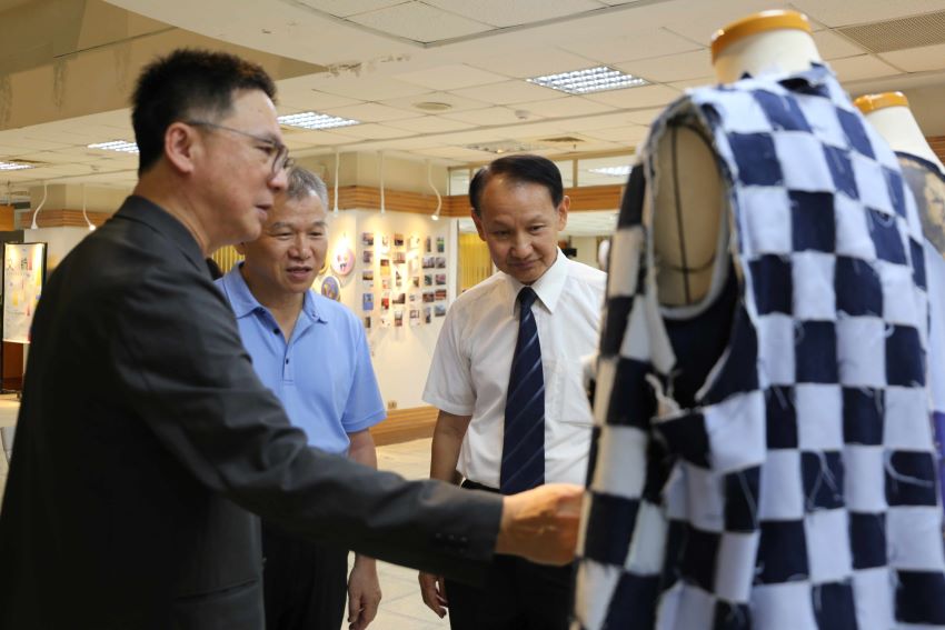 大手攜小手共享 亞東科大作品展「交織」鶯歌工商 3 《圖說》材料織品服裝系林尚明主任介紹學生專題成果作品。〈亞東科大提供〉