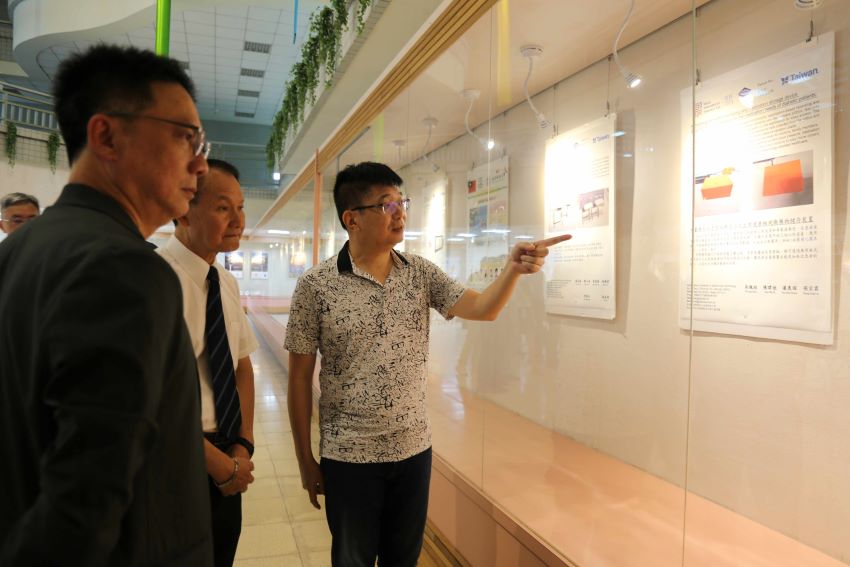 大手攜小手共享 亞東科大作品展「交織」鶯歌工商 4 《圖說》研究發展處閆嬰紅研發長介紹國際發明展得獎及產學合作作品。〈亞東科大提供〉