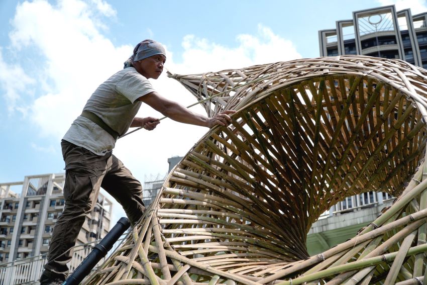 《圖說》2025新北濕地藝術季_棲種之所創作中。〈高灘處提供〉