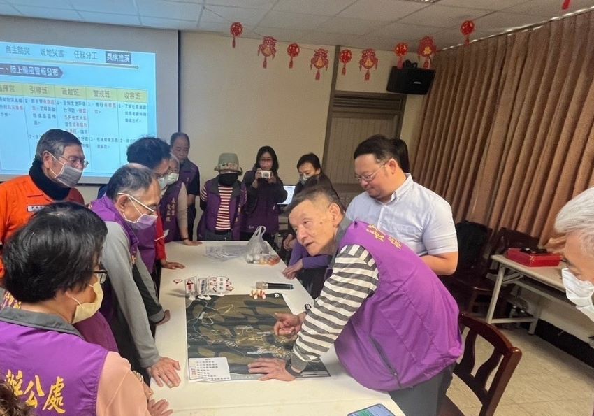 不畏風雨守護家園20年 新北感謝土石流資深防災專員 3 《圖說》汐止長青里陳建興里長,長期投入防災工作,積極落實巡查與社區演練,帶領長青里在去年榮獲「金質社區」殊榮--兵棋推演資料照。〈農業局提供〉