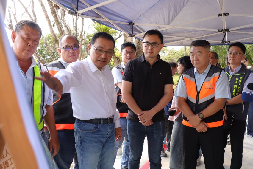 雙溪區道風災復建完工 侯:還給居民安全通行環境 1 《圖說》市長侯友宜至雙溪區視察因去年山陀兒颱風豪雨崩塌的區道北38線邊坡復建工程,在現場與團隊進行工程討論,讓地方居民能重獲安全的通行環境,右二工務局長馮兆麟。〈工務局提供〉