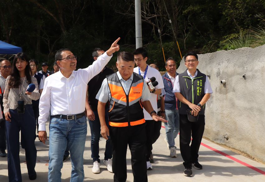 雙溪區道風災復建完工 侯:還給居民安全通行環境 3 《圖說》侯友宜視察雙溪區區道北38線邊坡復建工程,此處因山陀兒颱風導致崩塌,範圍長180公尺、高200公尺,市長特別強調持續進行坡體調查與監測,全力守護市民安全。〈工務局提供〉