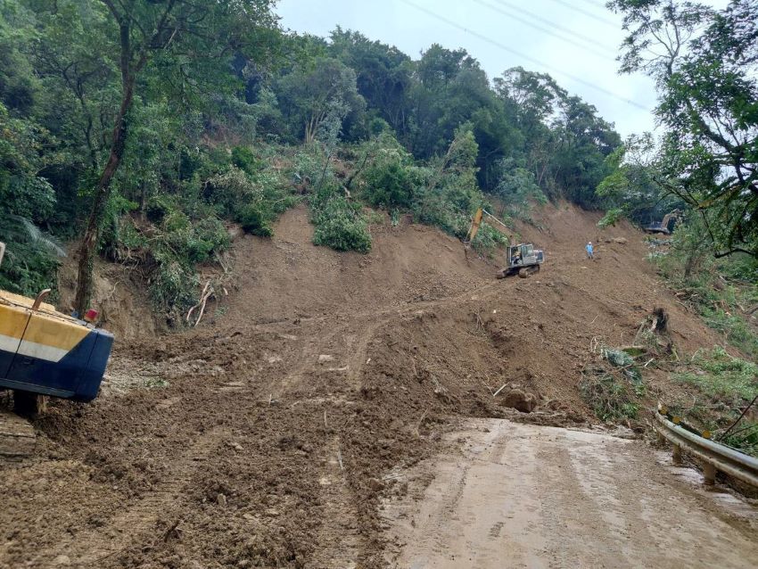 雙溪區道風災復建完工 侯:還給居民安全通行環境 4 《圖說》去年山陀兒颱風帶來豪大雨,導致雙溪區區道北38線4K+500--6K+000區間邊坡道路土石坍落,雙溪區公所第一時間派員進場搶災,圖為災害時。〈工務局提供〉
