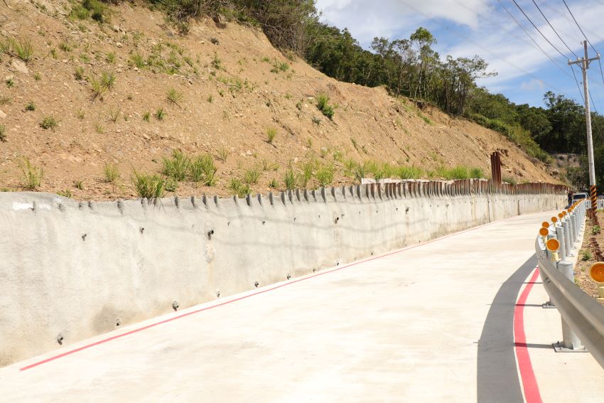 雙溪區道風災復建完工 侯:還給居民安全通行環境 5 《圖說》去年山陀兒颱風帶來豪大雨,導致雙溪區區道北38線4K+500--6K+000區間邊坡道路土石坍落,在地質與天候條件不佳的情況下,市府團隊仍於今年6月完成第一階段的復建工程,圖為改善後。〈工務局提供〉