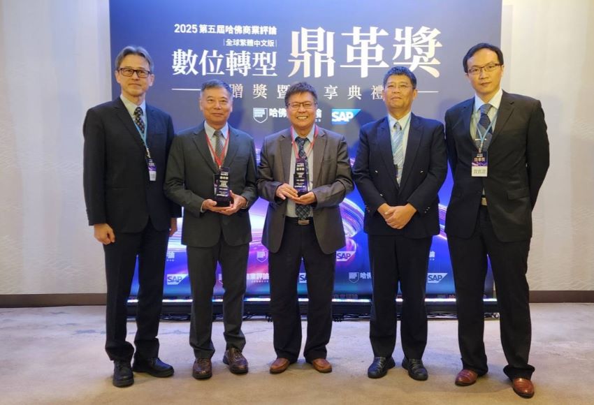全方位數位轉型獲肯定 中興工程連續三年共獲七項鼎革獎 1 《圖說》中興工程全方位數位轉型,連續三年獲鼎革獎共七項獎座肯定,董事長陳伸賢〈中〉強調,數位轉型是身為企業領導者所堅信的必走之路。〈中興工程提供〉