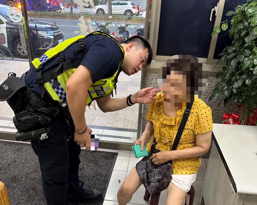 《圖說》三重警何俊賢關心老婦人耳朵外側流血情形。〈三重分局提供〉