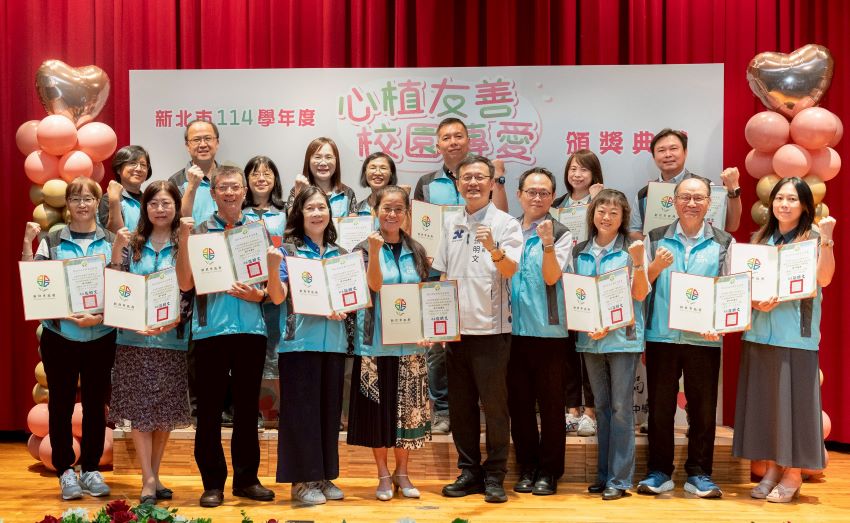 友善校園全國第一 新北教育榮耀十連冠 1 《圖說》教育局長張明文頒贈國中友善輔導團團員聘書。〈教育局提供〉