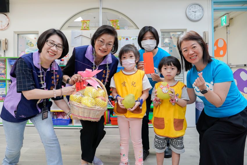 代表侯友宜慰訪 李美珍致贈7家福利機構秋節加菜金 4 《圖說》李美珍慰訪愛兒兒發中心,代表侯友宜市長致贈秋節加菜金及蘋果。〈社會局提供〉