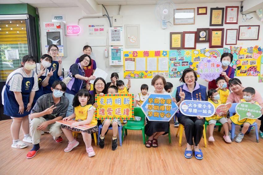 代表侯友宜慰訪 李美珍致贈7家福利機構秋節加菜金 5 《圖說》李美珍局長慰訪有40年歷史的明新兒童發展中心,中心主任許麗珠(前排右2)強調「早期發現、潛能無限」。〈社會局提供〉