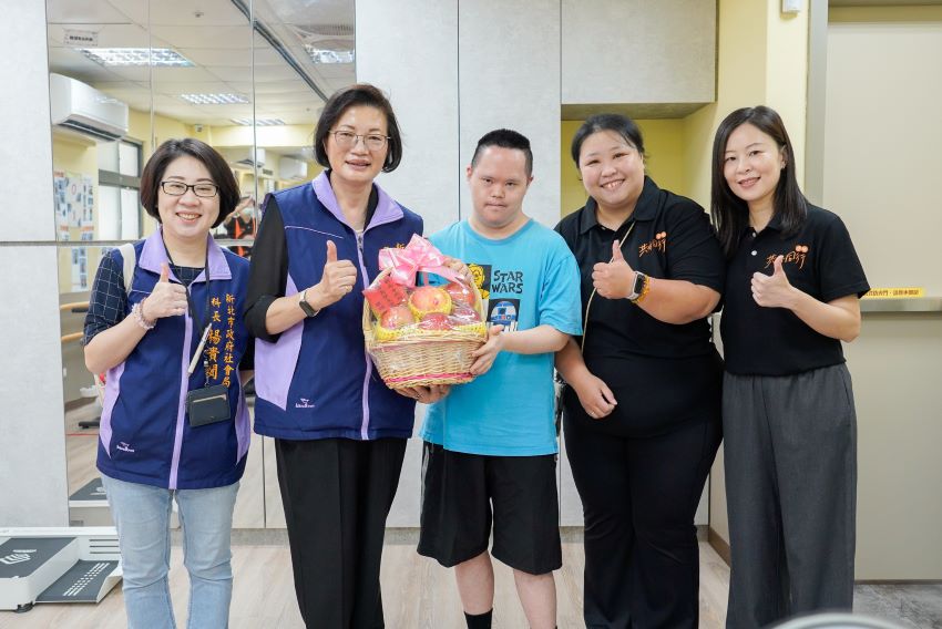 代表侯友宜慰訪 李美珍致贈7家福利機構秋節加菜金 6 《圖說》李美珍慰訪中正障礙者日照中心致贈秋節加菜金及蘋果,右1、2為伊甸北區區長鄒聖盈和主任方慧玲。〈社會局提供〉