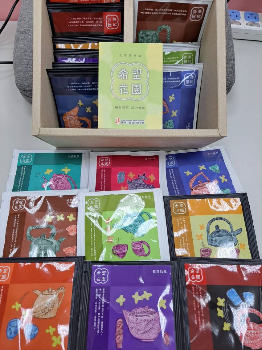 代表侯友宜慰訪 李美珍致贈7家福利機構秋節加菜金 7 《圖說》伊甸推出「希望花園」花草茶禮盒,結合學員的彩繪作品和坪林老茶農,在伊甸公益MaLL販售。〈社會局提供〉