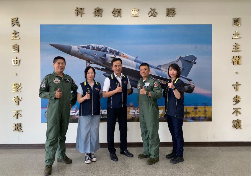 《圖說》新北警婦幼隊長劉家次偕同仁前往新竹空軍基地，分享數位性別暴力、性騷擾防治及反詐騙等重要觀念。〈警察局提供〉