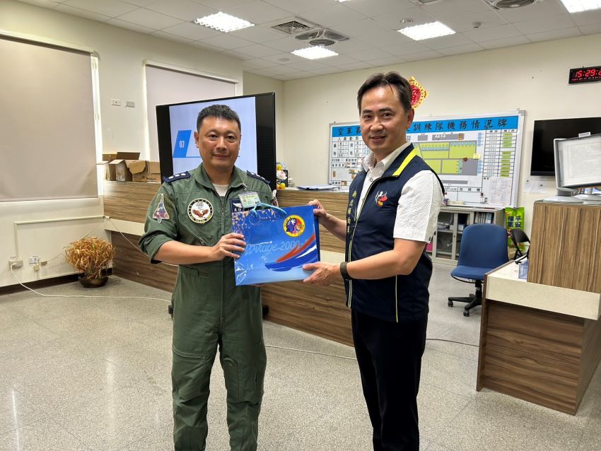 《圖說》新竹空軍基地致贈紀念品。〈警察局提供〉