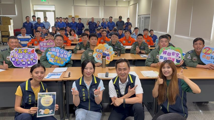 《圖說》新北警婦幼隊宣導活動與空軍弟兄。〈警察局提供〉