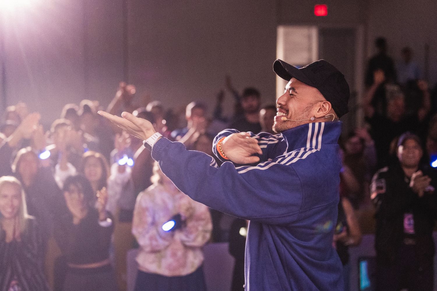 阿卡莎納近期在洛杉磯的“顯化奇蹟”課程，有來⾃世界各地的追隨者專程飛來只為與他共同⾒證這份歷史性的感動。(圖/阿卡莎納 提供)