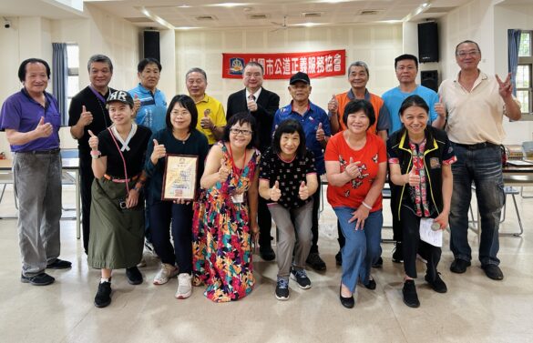 桃園公道正義服務協會與全國被害人權協會攜手舉辦「中元感恩送禮」公益活動，理事長劉承武與貴賓、志工合影留念。（圖/記者林照東翻攝）