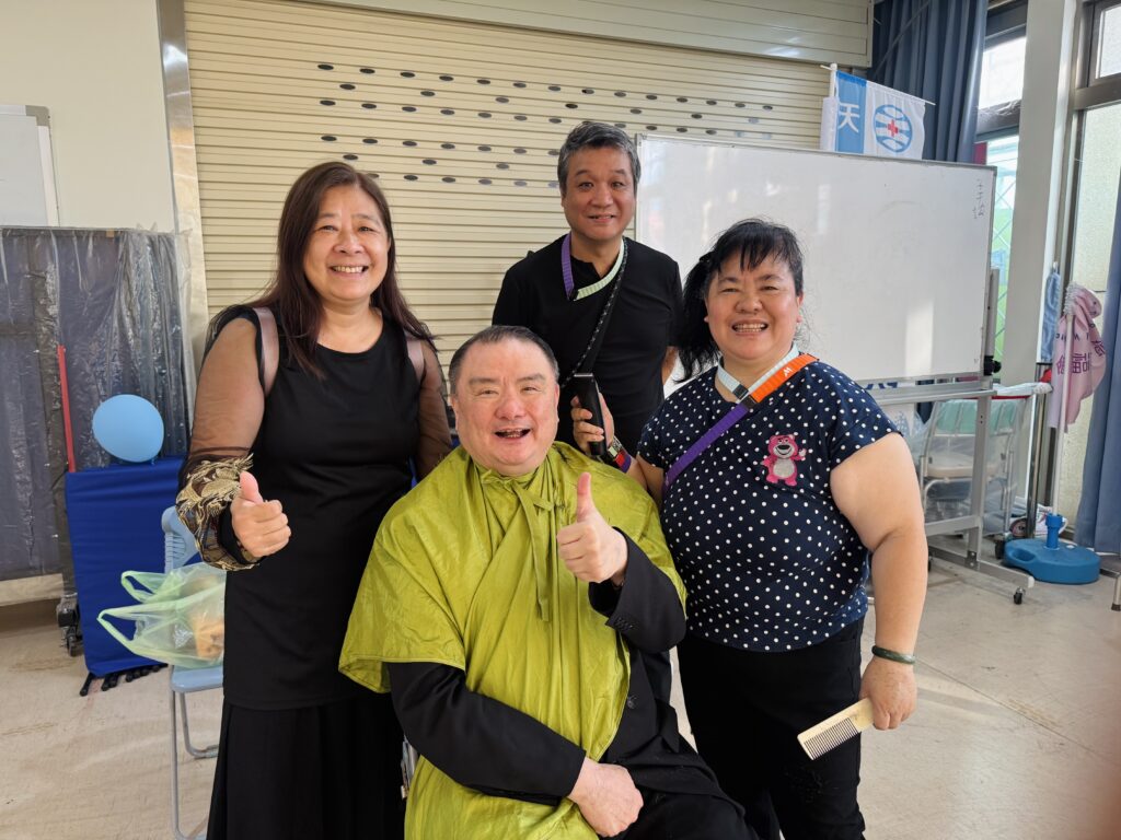 現場義工熱情投入，協助長者生活需求，營造溫馨氛圍，公益精神處處展現。（圖/記者林照東翻攝）