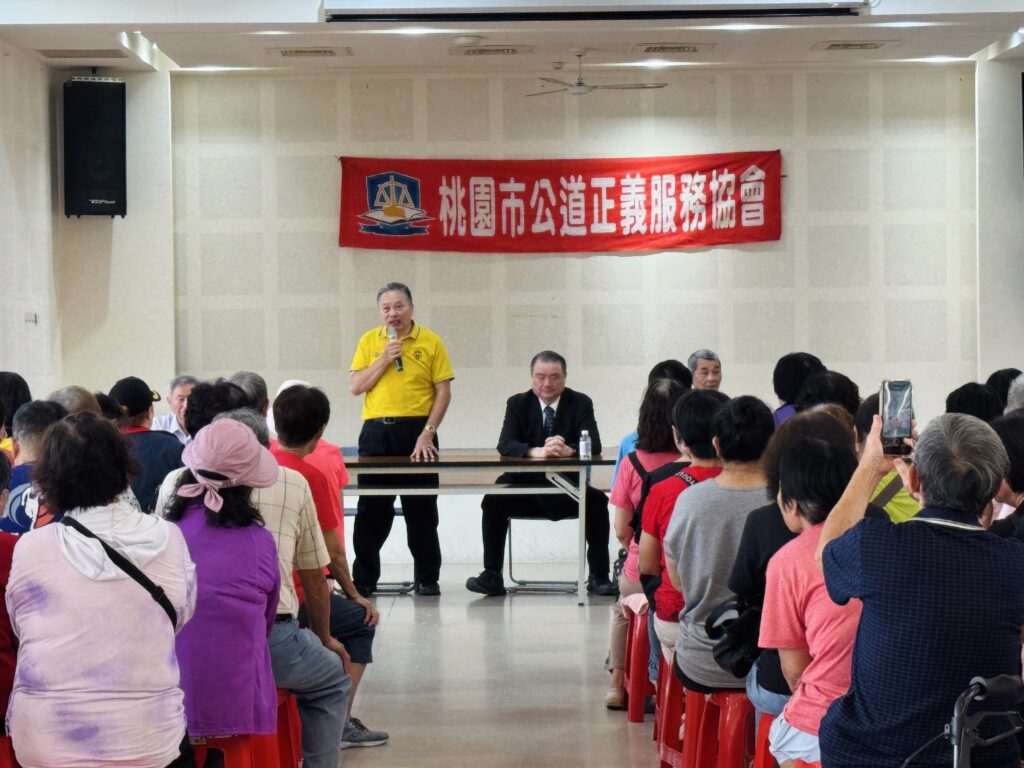 活動現場由全國被害人權協會理事長劉承武與前衛生署署長進行公益講座，吸引長者專心聆聽。（圖/記者林照東翻攝）