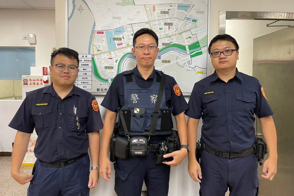 男童貪玩離家跌坐街頭 文一警暖心助返家 1 MEITU 20251003 081323846 1