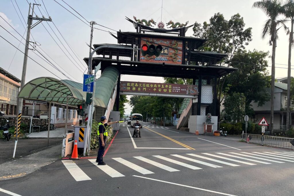 連假接力疏導不間斷 玉井分局守護行人安全 平安出遊 1 MEITU 20251003 093911210