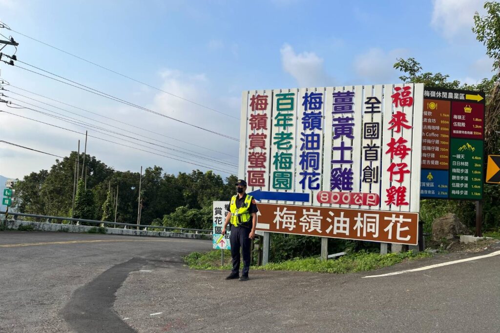 連假接力疏導不間斷 玉井分局守護行人安全 平安出遊 2 MEITU 20251003 093941699