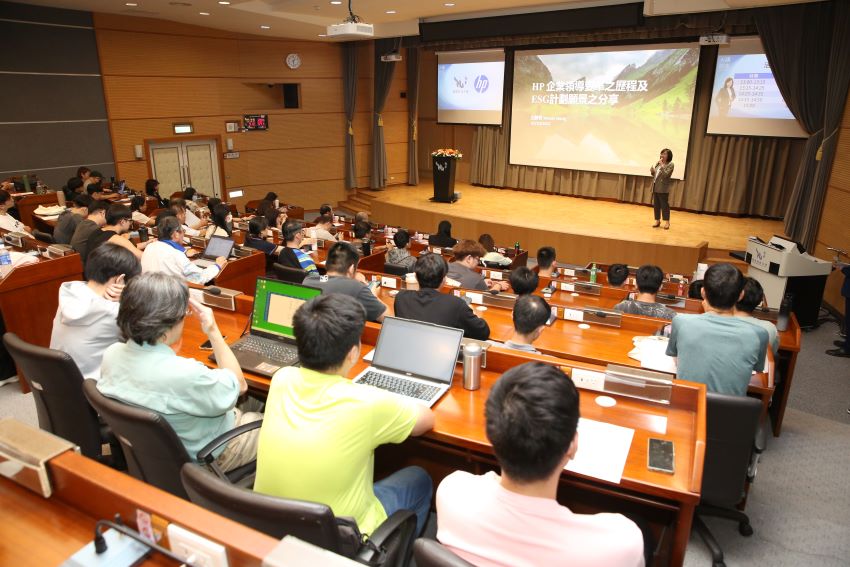 龍華「大師講座」 王靜秀分享從百年企業轉型看永續新局 2 《圖說》惠普資訊董事長王靜秀於龍華科大分享組織變革與ESG實踐,現場座無虛席。(龍華科大提供)