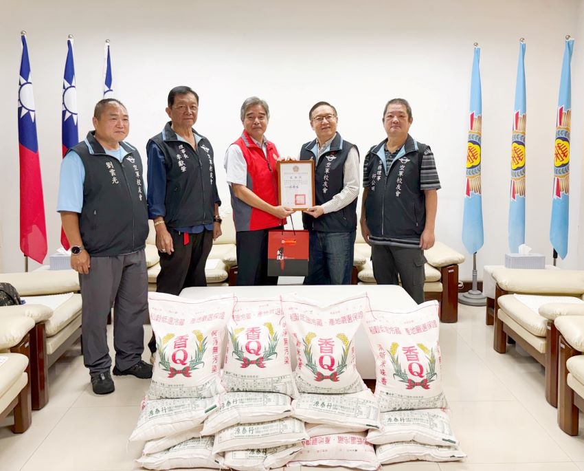 秋節送愛心 空軍校友會鏈結善心企業照顧榮民眷 2 《圖說》林振生處長(中)回贈感謝狀,感謝中華民國空軍校友會善行義舉。〈新北榮服處提供〉