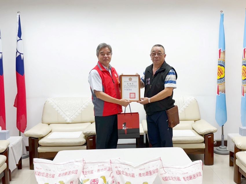 秋節送愛心 空軍校友會鏈結善心企業照顧榮民眷 3 《圖說》林振生處長(左)回贈感謝狀,感謝仁泰、心蓮生命禮儀有限公司多年來對榮民、榮眷的關懷與協助。〈新北榮服處提供〉