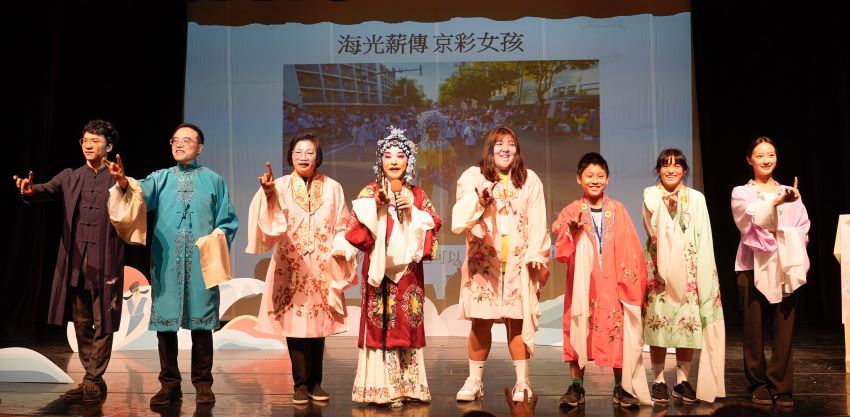 《圖說》現場邀請參與者親身體驗京劇服飾、唱腔與手勢，左三為社會局長李美珍。〈社會局提供〉