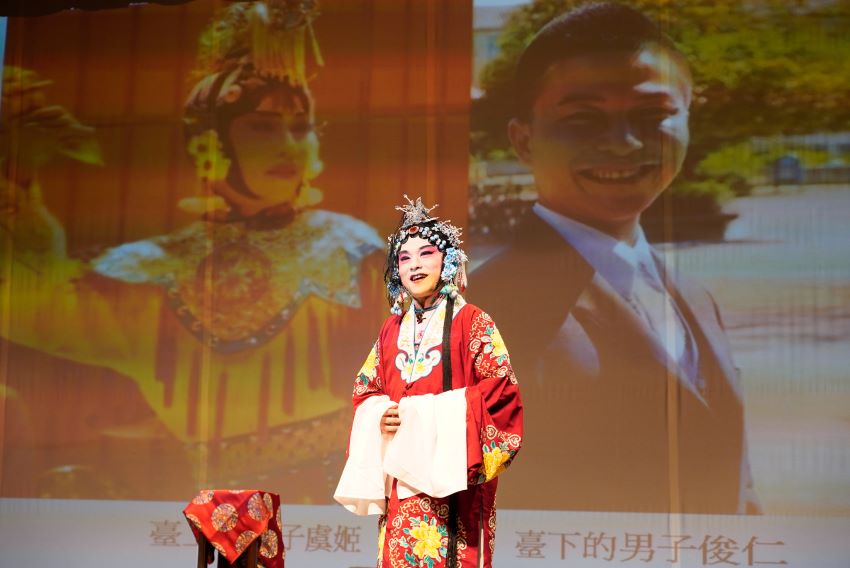 《圖說》花雅戲曲藝術教育推廣協會總幹事潘俊仁老師一身京劇角色裝扮及優雅身段，讓學生在台下驚呼「原來是男生！」。〈社會局提供〉