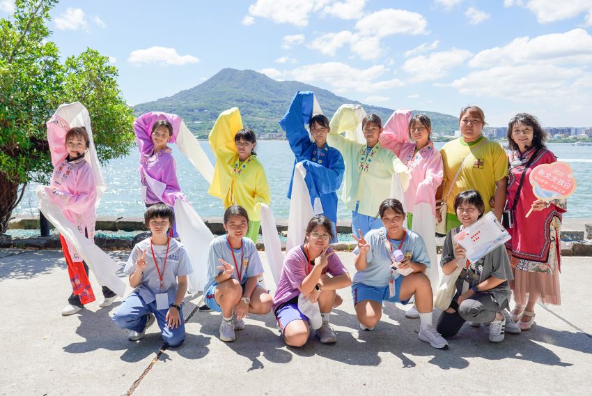 《圖說》新北女孩日活動安排「淡水女史走讀」，帶領孩子實地走訪海關碼頭、馬偕故居、女學堂及第一漁港等地，學生們開心合影。〈社會局提供〉