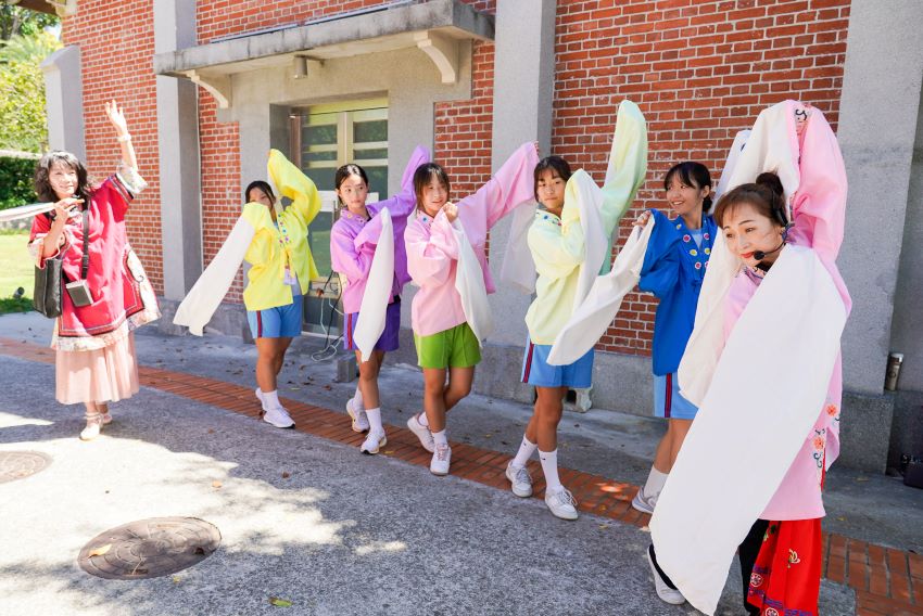 《圖說》淡水女史走讀特別選擇「淡水海關碼頭倉庫」進行互動體驗。〈社會局提供〉