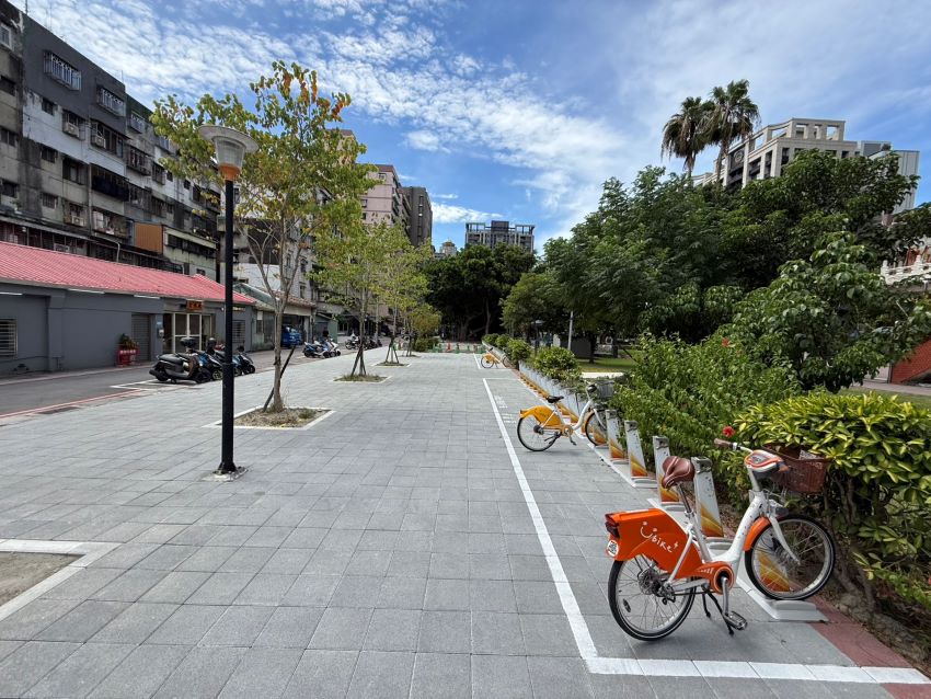 友善步行好安心 板橋溪北、溪頭公園周圍人行道完工 1 《圖說》溪頭公園人行道。〈板橋公所提供〉