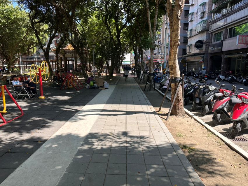 友善步行好安心 板橋溪北、溪頭公園周圍人行道完工 3 《圖說》樹穴串聯改善排水效果。〈板橋公所提供〉