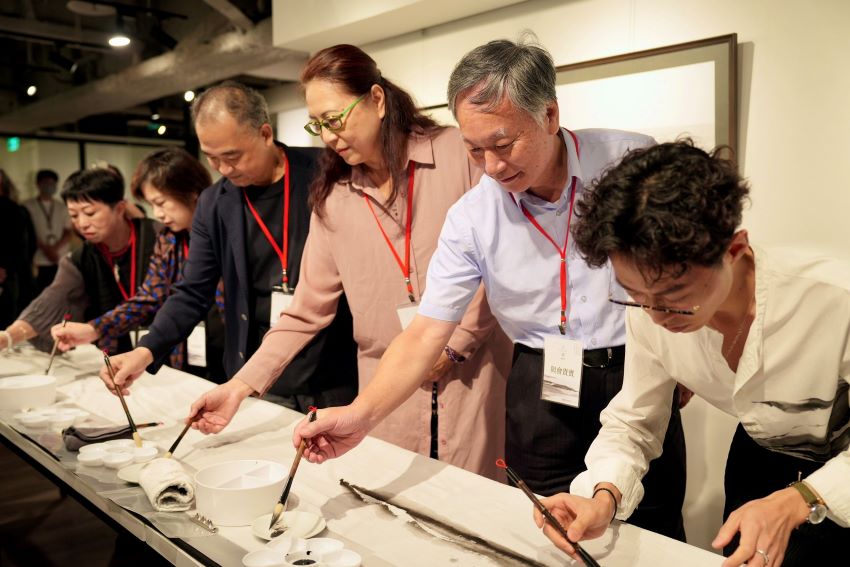 《圖說》「共創時刻」由沈榮親自領筆，與其他貴賓共同創作「靈性山水」長軸。〈宗博館提供〉