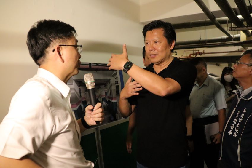 《圖說》朱惕之副市長(右)親自進入因0403地震受損被貼上紅單的土城「台北一家親社區」補強後的建築物，仔細查看強化後的梁柱結構，確認施工品質。〈工務局提供〉