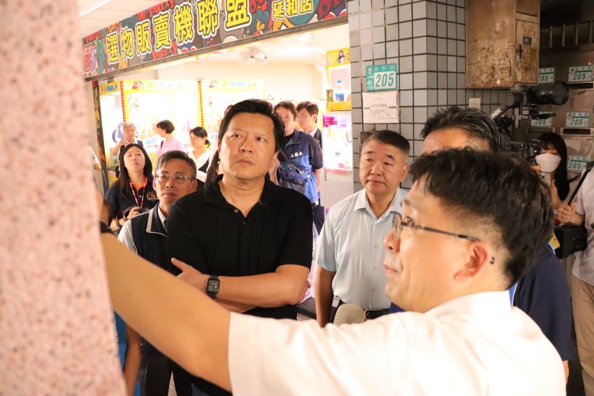 《圖說》朱惕之副市長(左三)關心在0403地震中受損而被貼上紅單的土城「台北一家親社區」，近日補強工程完工，成為全台第一件完成耐震補強工程的紅單住宅，中為工務局長馮兆麟。〈工務局提供〉