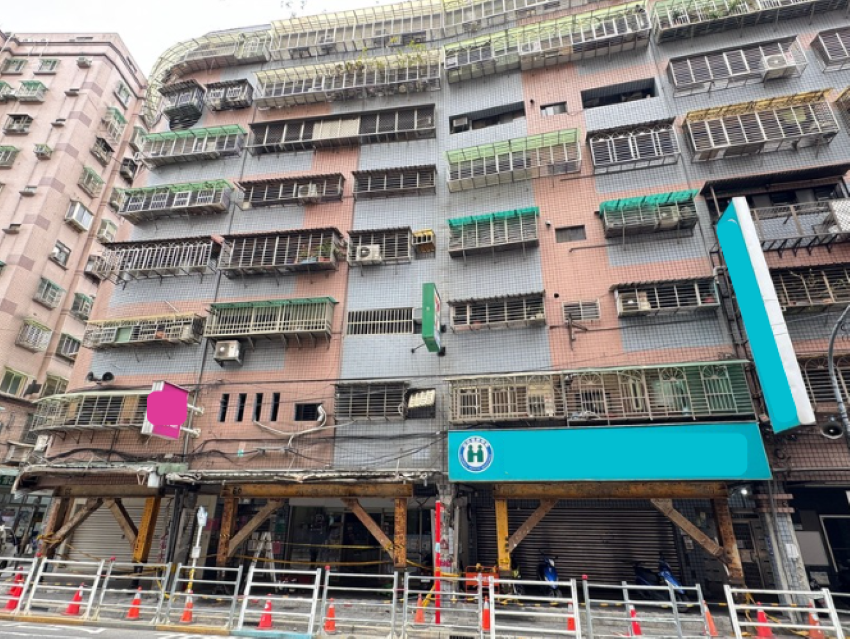 《圖說》土城台北一家親社區建築物在0403地震中嚴重受損，經結構安全評估後被貼上紅單，社區隨即積極配合市府政策，啟動弱層補強工程。〈工務局提供〉