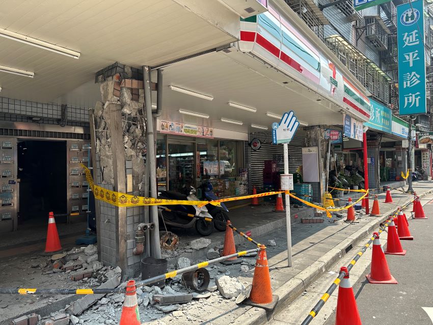 《圖說》0403地震造成土城台北一家親社區嚴重受損，梁柱爆裂。圖為地震時受損情形。〈工務局提供〉