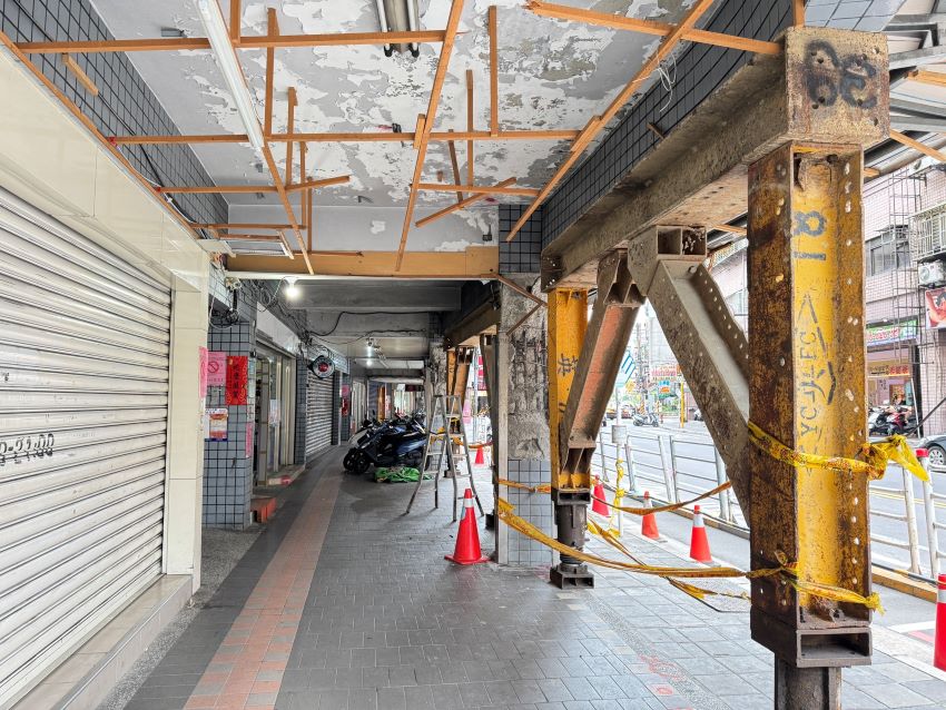 《圖說》土城台北一家親社區在0403地震被列紅單，災害發生後工務局進場進行緊急搶災措施。〈工務局提供〉