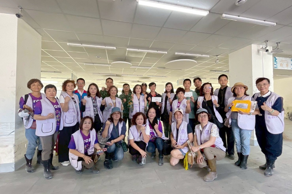 圖▲世華總會長林淑敏、名譽總會長陳上春、陳阡蕙、莊住維、副總會長鄭玉廷、國際諮詢委員陳寶鳳、執行長許玉碧、財務長彭玉珍、資訊長唐麗娟、花蓮分會林芳照暨世華姊妹致贈慰問金給罹難家屬。