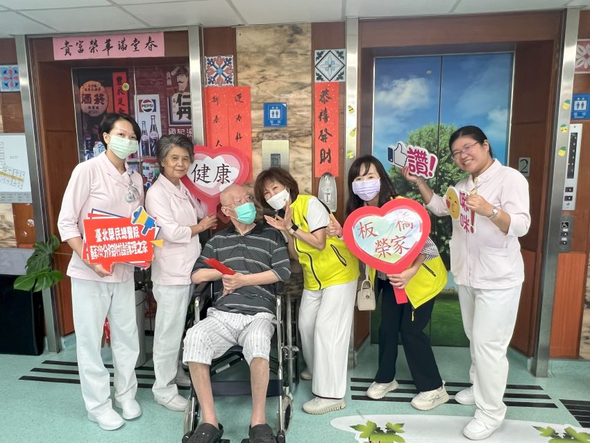 《圖說》對於家主任親自關懷慰訪，長輩們深深感受到榮家對他們的關懷及照顧。〈板橋榮家提供〉