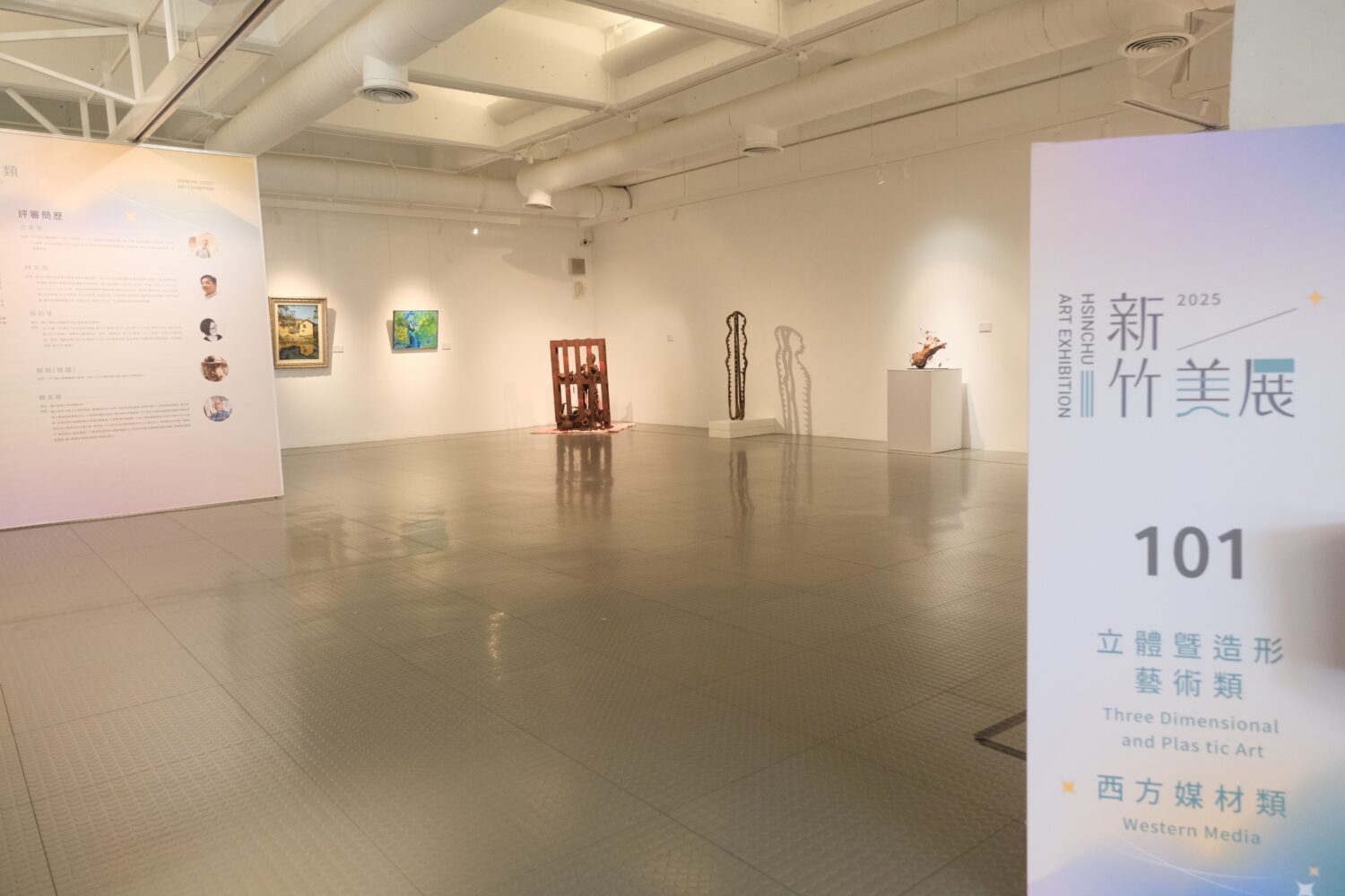 「2025新竹美展」於新竹縣文化局美術館展出，今年共111件得獎作品橫跨六大類別，展現大新竹藝文創作的多元樣貌。（圖／記者黃溎芬翻攝）