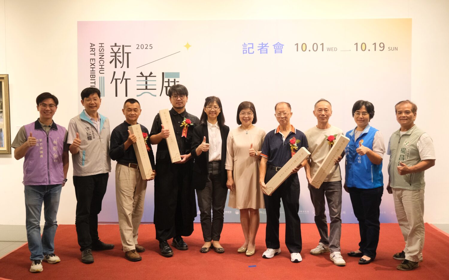 「2025新竹美展」頒獎典禮10月4日上午在新竹縣文化局美術館舉行，嘉賓與得獎藝術家齊聚合影，共同見證新竹年度藝術盛事。（圖／記者黃溎芬翻攝）