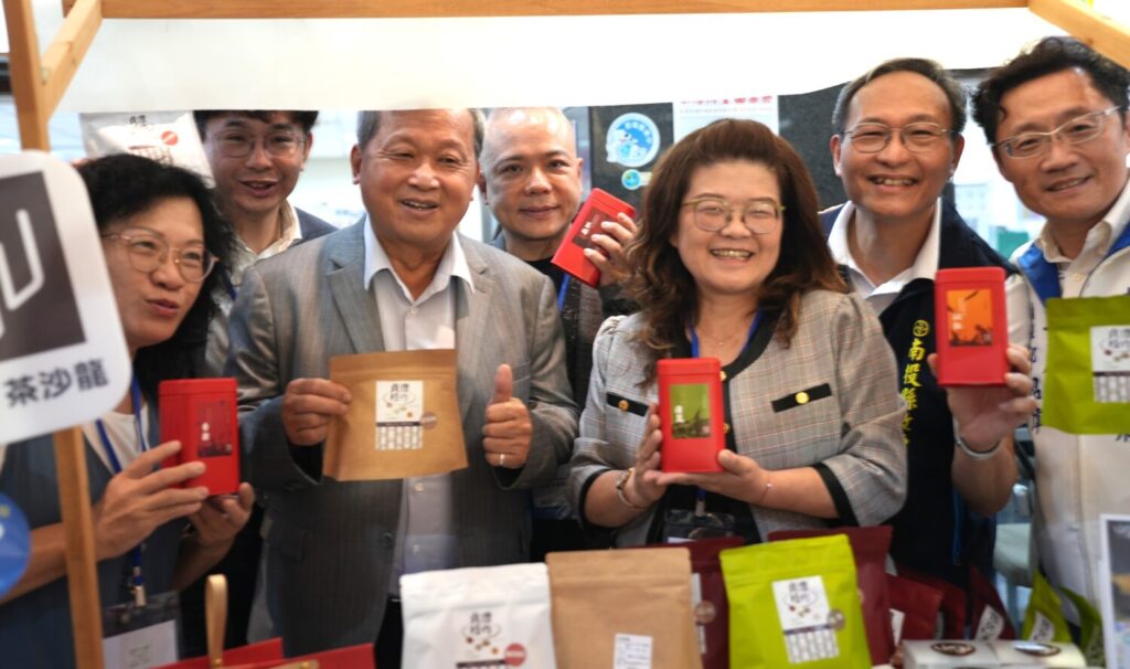 副縣長王瑞德與參與店家合影，共同推廣點點投計畫。(圖/主辦單位 提供)