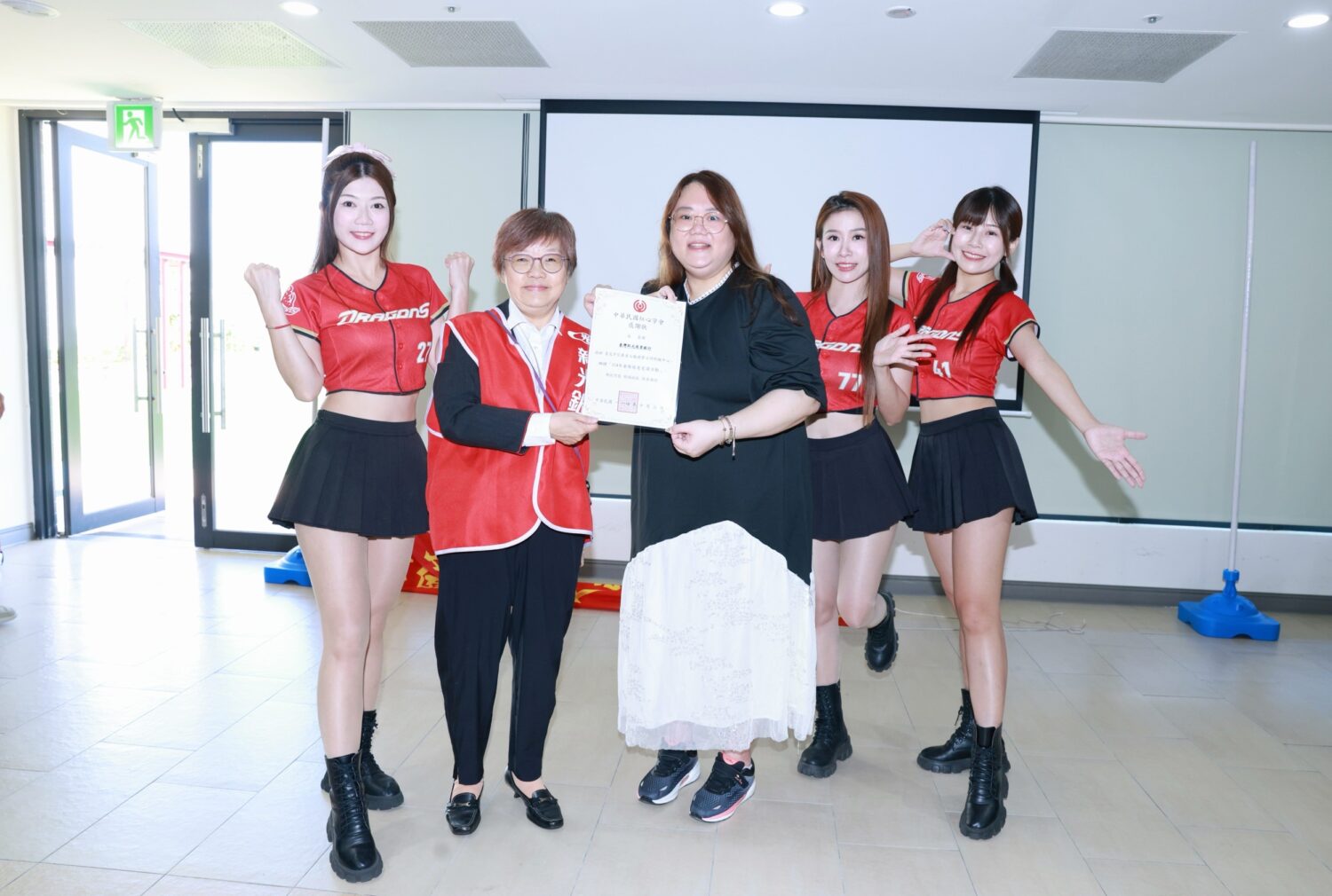 台北市信義老人服務中心暨廣慈、達仁日間照顧中心頒發感謝狀給新光銀行，由協理李孜馨代表接受。(圖/紅心字會 提供)